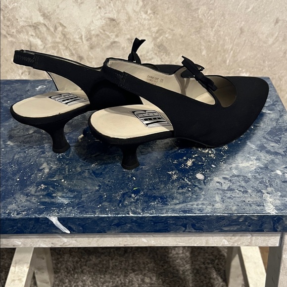 Elegant Black Slingback Heels - Picture 3 of 8